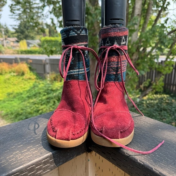 Toms Women’s Red Suede Aztec Print Faux Fur Wrap Laces‎ Moccasin Boots Size 6.5 - Picture 2 of 9